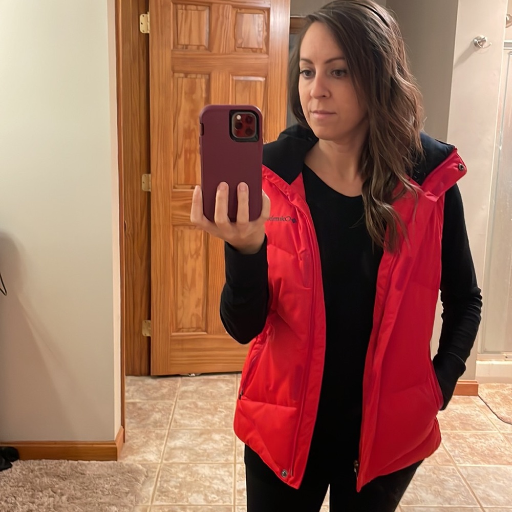 Columbia Omni-Shield red vest detachable hooded-faux fur